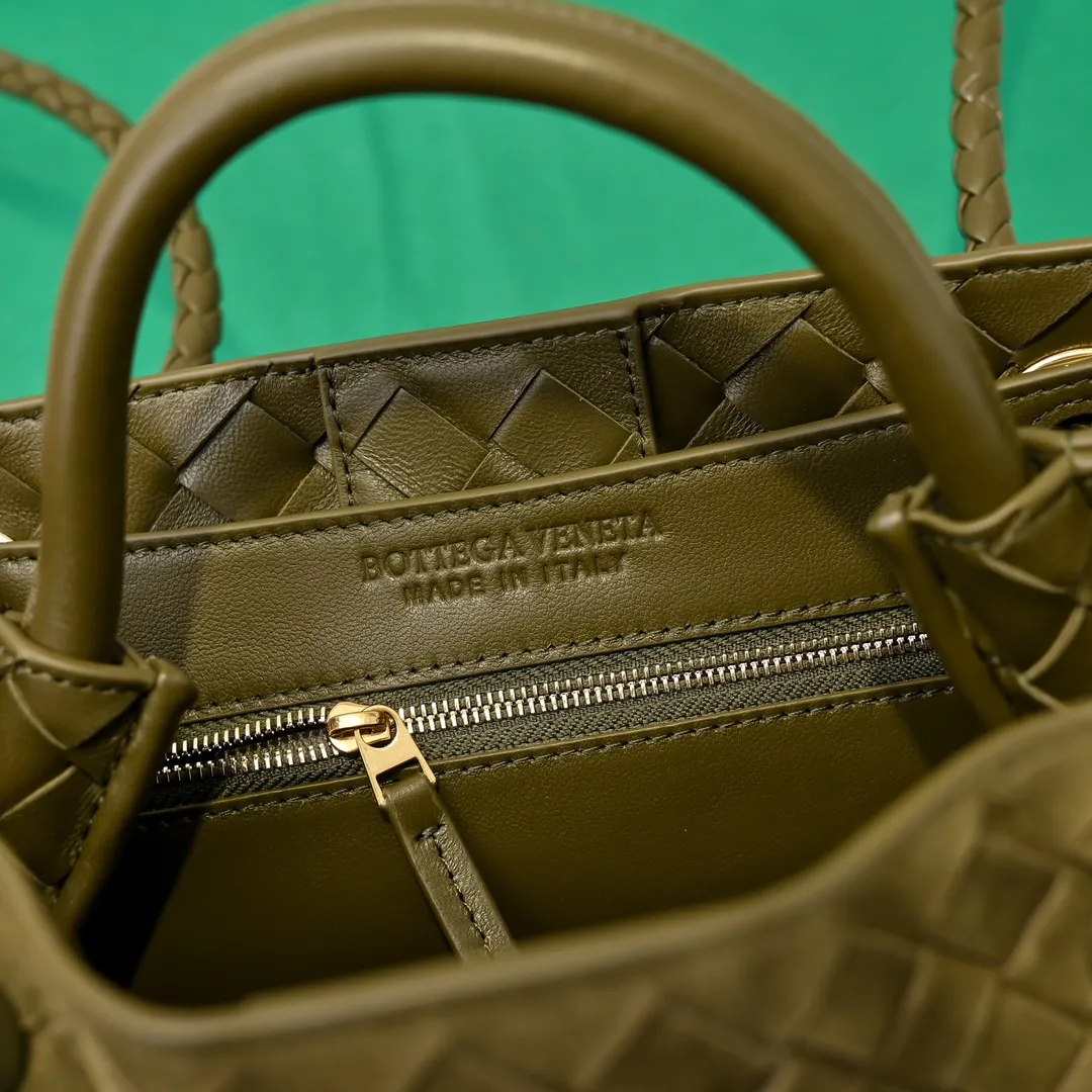 The 2024 new Andiamo batch 1920 BV has been shipped‼ ️Really popular🔥The new Andiamo woven handbag launched by Bottega Veneta this season is really popular all over the world! ! Celebrities at home and abroad have worn it, and Oscar-winning actress Michelle Yeoh has taken it out on the street. Song Jia, Trai Yara, Yu Feihong, Sanji Ayaka, Rosie Hunting-Whiteley, Yoshioka Riho, etc. have all picked up this bag. It is classic and versatile, showing off its temperament, and the bag capacity is also large, which is very convenient for daily commuting! ! A variety of carrying methods, the shoulder straps can be adjusted by yourself, the original lambskin feels soft and delicate, and the neutral style is created to break gender boundaries and bring a more practical and longer-lasting use experience. Andiamo, which has both elegant and casual styles, perfectly interprets the true appearance of "fashionable old money style". Style number: 7463 (suede) Size: 25*22*10.5cm